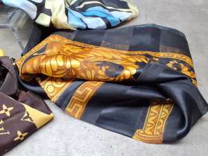 Designer-style scarves in assorted colours - 4