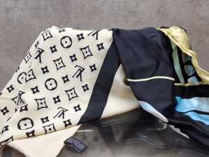 Designer-style scarves in assorted colours - 5