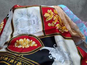 Designer-style scarves in various colours and fabrics - 4