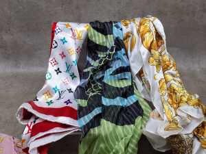 Designer-style scarves in assorted colours - 2