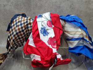 Designer-style scarves in assorted colours - 2