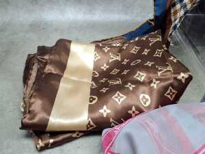 Designer-style scarves in assorted colours - 3