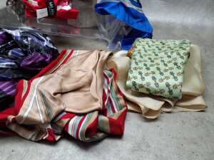 Designer-style scarves in assorted colours - 4
