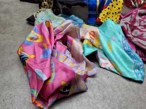 Designer-style scarves in various colours and fabrics - 3