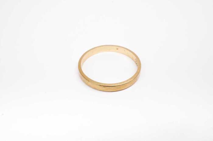 A wedding band in 18 carat yellow gold