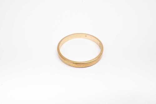 A wedding band in 18 carat yellow gold