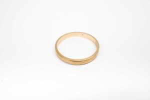 A wedding band in 18 carat yellow gold