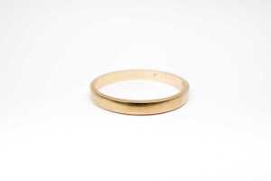 A wedding band in 18 carat yellow gold - 2