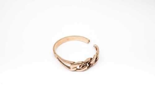 A broken diamond ring in 9 carat yellow gold