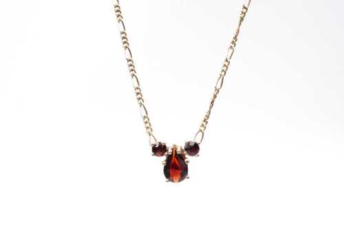 A garnet necklace in 9 carat yellow gold