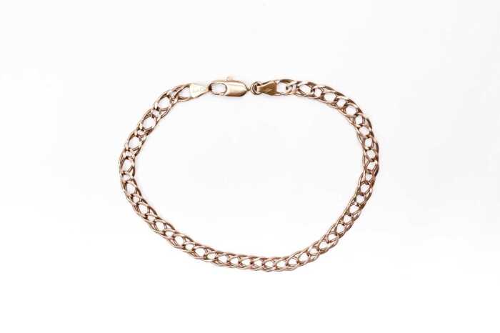 A double open curb link bracelet in 9 carat yellow gold