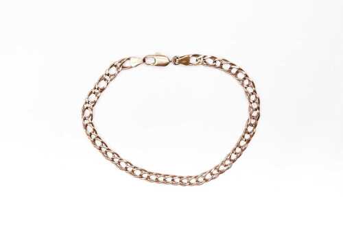 A double open curb link bracelet in 9 carat yellow gold