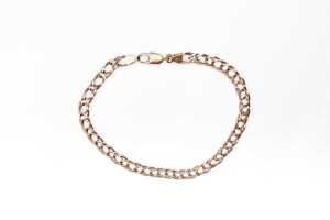A double open curb link bracelet in 9 carat yellow gold
