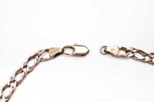 A double open curb link bracelet in 9 carat yellow gold - 3