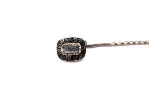 A ring and a mourning pin in 9 carat gold. - 4