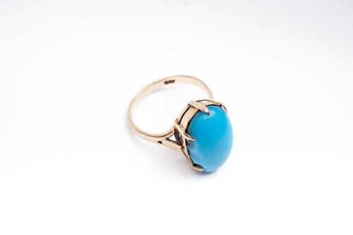 A turquoise ring in 9 carat yellow gold