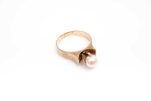 A vintage pearl ring in 9 carat yellow gold