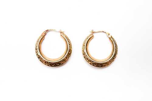 A pair of engraved hoop earrings in 9 carat yellow gold
