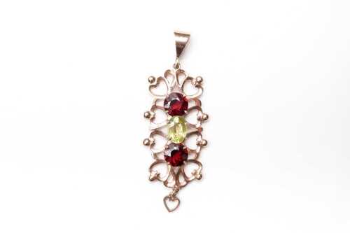 A garnet and peridot pendant in 9 carat yellow gold