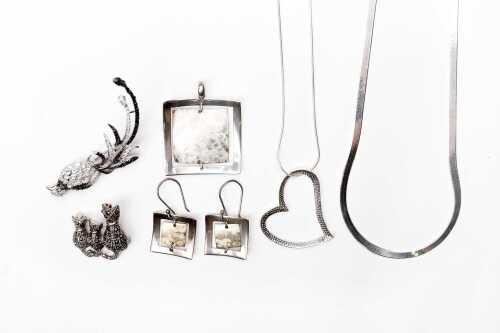 A collection of jewellery in sterling silver