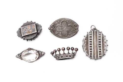 A collection of antique silver jewellery