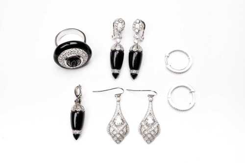 A collection of jewellery in sterling silver