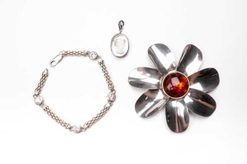 A collection of jewellery in sterling silver