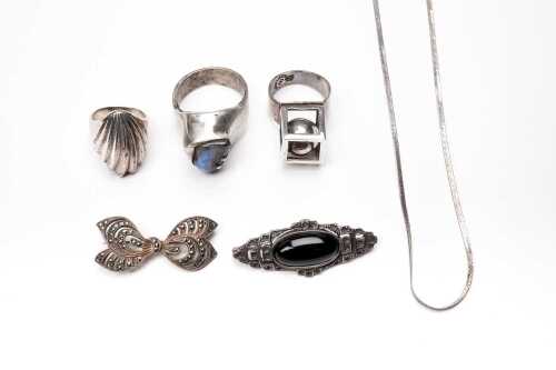 A collection of jewellery in sterling silver