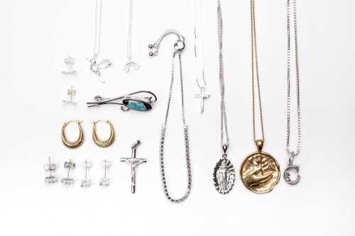 A collection of jewellery in sterling silver