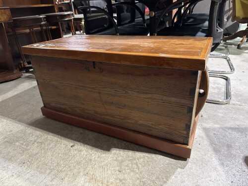 Rectangular woodworking trunk