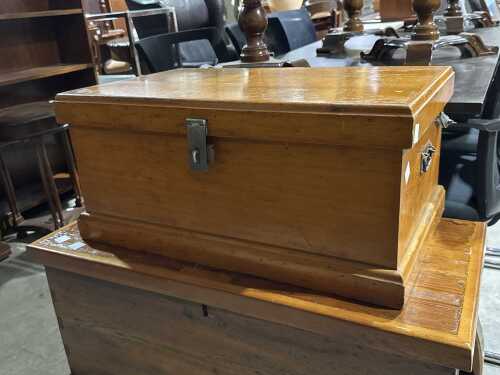 Rectangular woodworking trunk