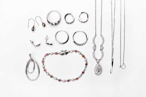 A collection of jewellery in sterling silver