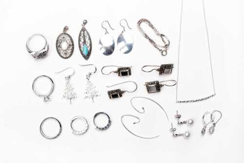 A collection of jewellery in sterling silver