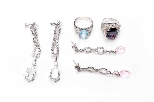 A collection of jewellery in sterling silver