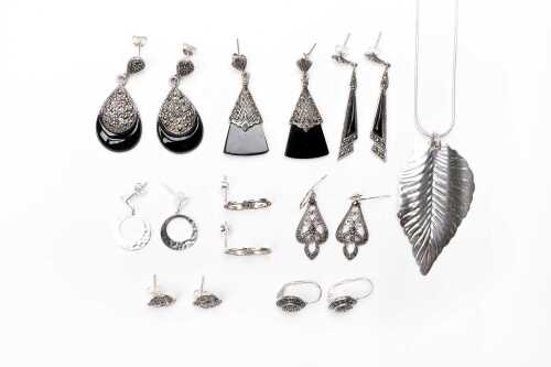 A collection of jewellery in sterling silver