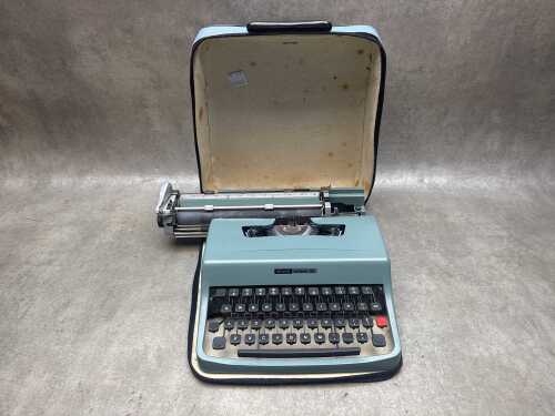 Olivetti Lettera 32 typewriter in green