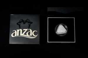 Anzac 2015 $1 Triangular Silver Proof Coin 1 oz - 3