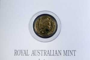 Remembrance Day 2015 "C" Mintmark Coloured $2 Coin, uncirculated - 3