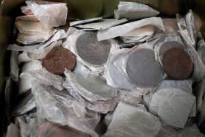 A tin of assorted Australian pennies and halfpennies - 2