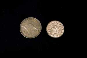 A tin of assorted Australian pennies and halfpennies - 3