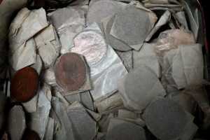 A tin of assorted Australian pennies and halfpennies - 2