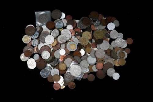 1.5kg of assorted world coins.