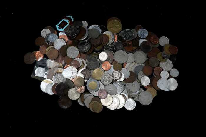 1.5kg of assorted world coins.