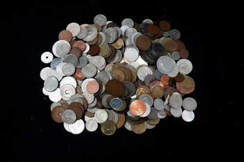 1.5kg of assorted world coins.