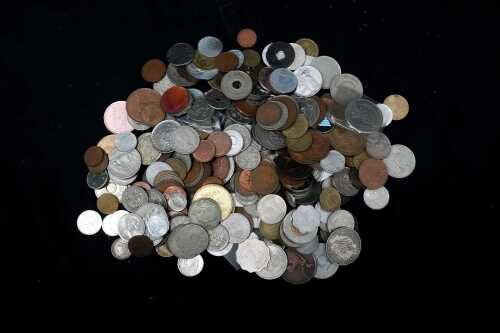 1.5kg of assorted world coins.