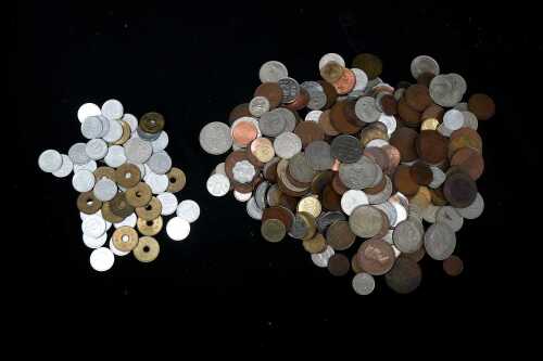1.5kg of assorted world coins.