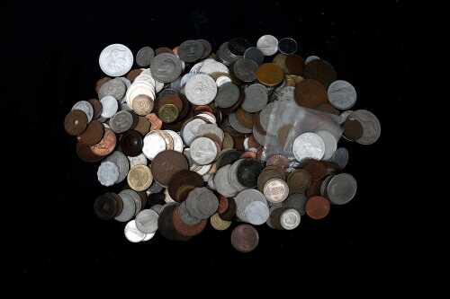 1.5kg of assorted world coins.