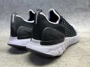 Nike React Phantom Run Flyknit 2 size US 8.5 - 4