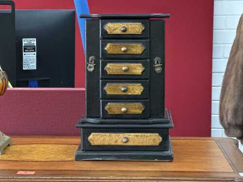 27 · Chinese jewellery case
