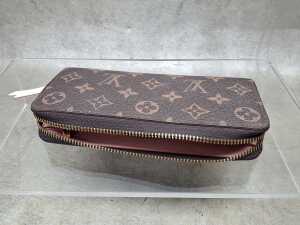Designer-style wallet with pink lining and gold tone hardware - 3